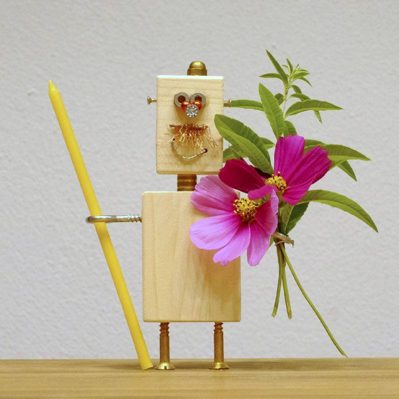 Regalos simpáticos como esta figurilla de madera y herrajes que pueden llevar cosas en sus manos de cáncamos.