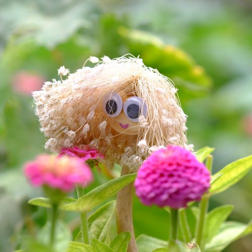 Deva de las Cebollas hecha con una flor de cebolla, con ojos y sonrisa.