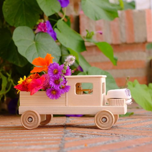 Camión de madera artesanal con faros LED