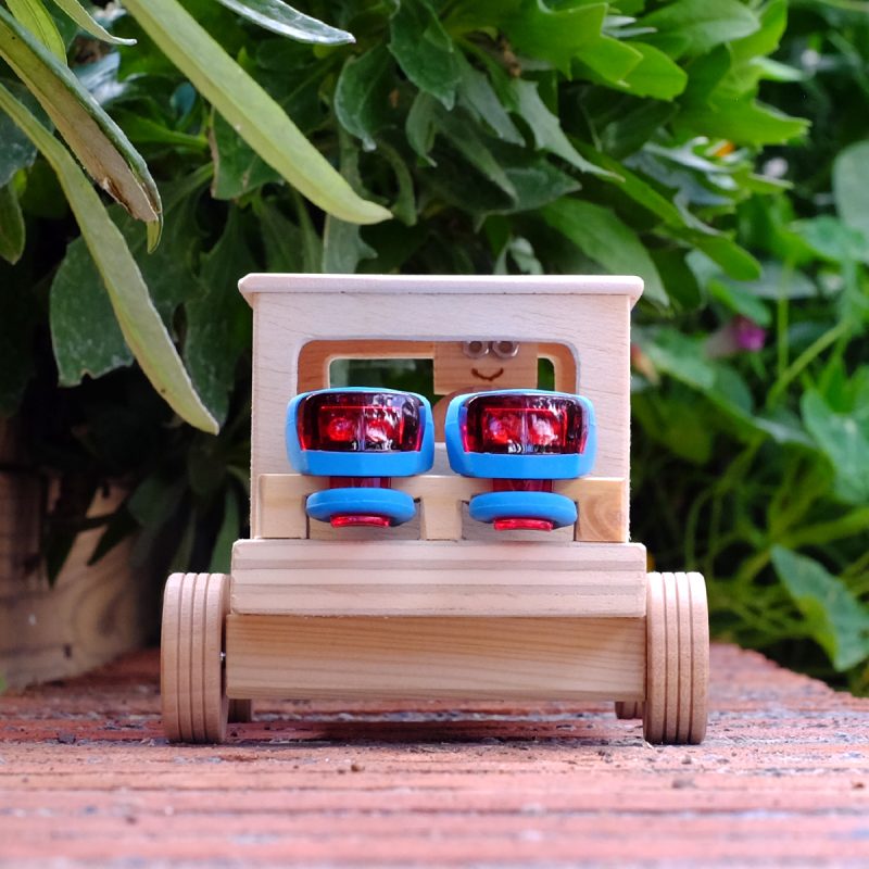 Camión de madera con faros LED y conductor.