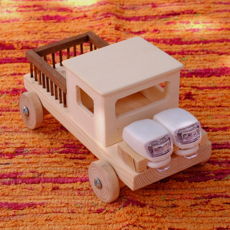 Camión de madera de juguete con faros LED