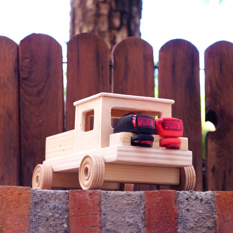 Camión molón - faros rojo y negro