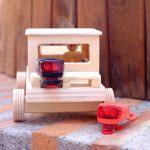 Camión molón - faros rojo y negro