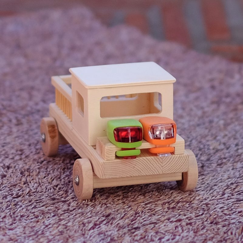 Camión molón - faros naranja y verde