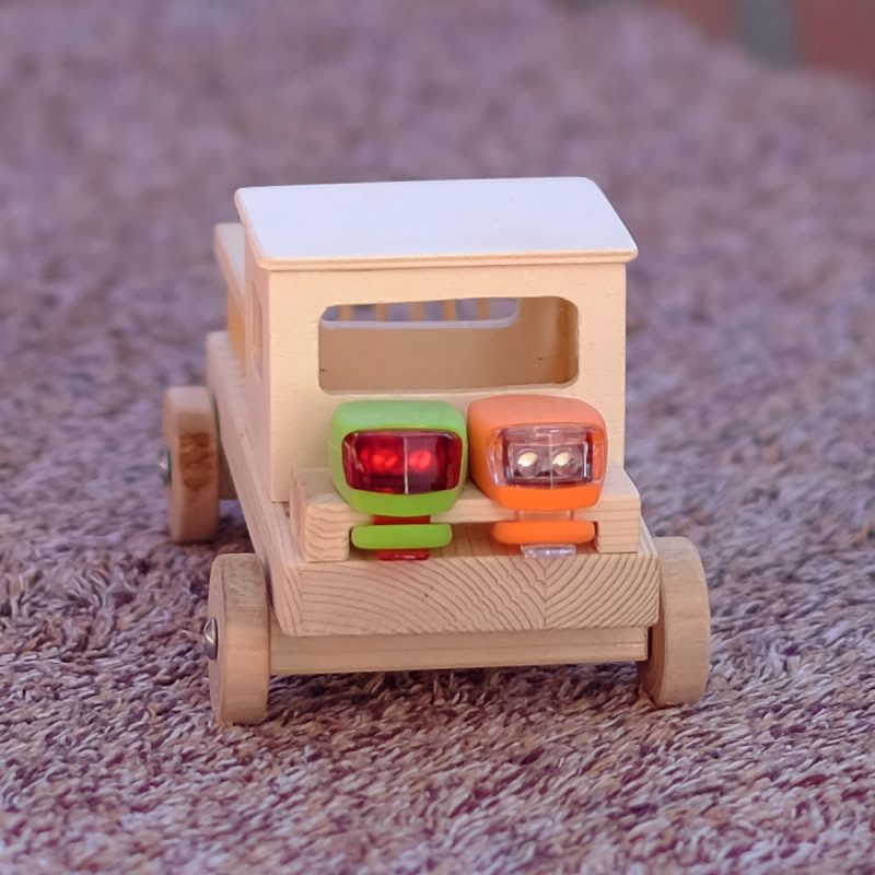 Camión molón - faros naranja y verde