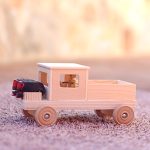 camión artesanal de madera con faros LED y carga a elegir