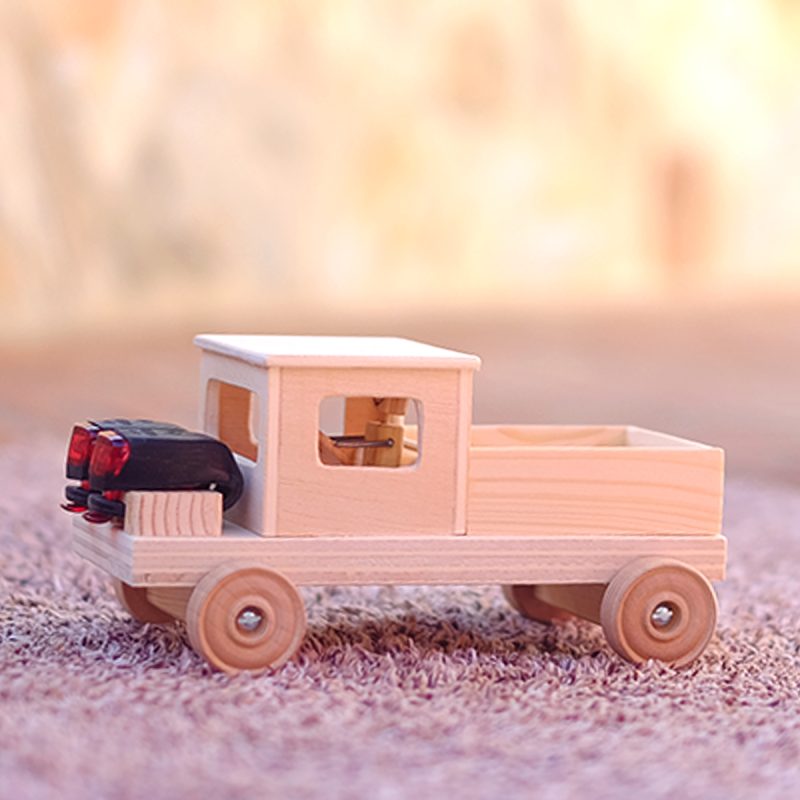 camión artesanal de madera con faros LED y carga a elegir