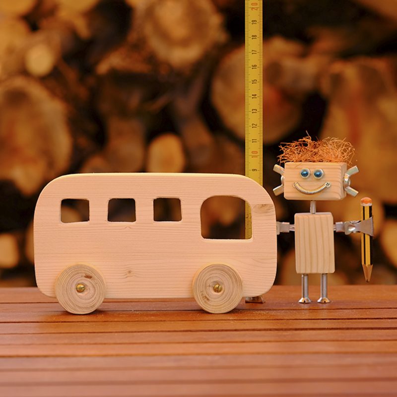 Furgoneta de madera con ayudante medidor