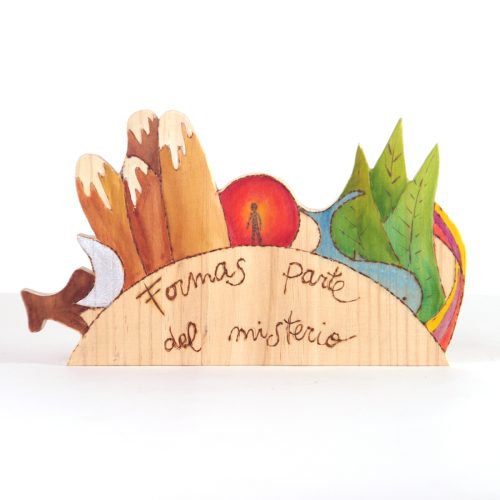 Regalo de madera en forma de sol con montañas, árboles, luna y animales pintados a mano.