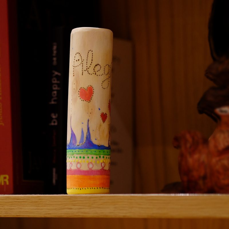 Tótem de madera de 12 cm. pirografiado y pintado a mano con la palabra "Alegría"