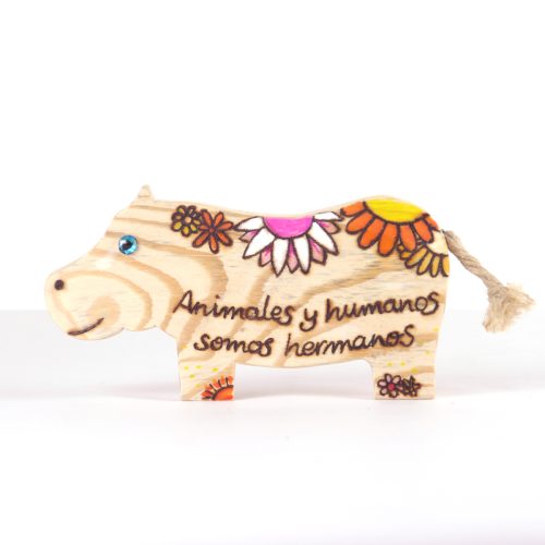 Hipopótamo de madera pirografiado con mensaje de respeto a los animales. Un regalo especial de madera.