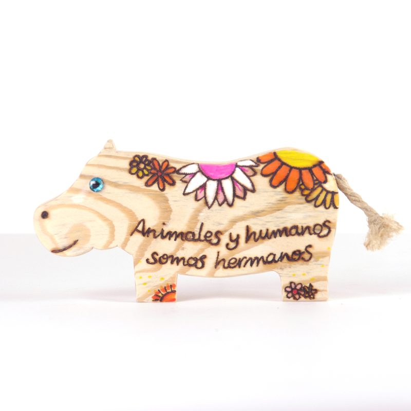 Hipopótamo de madera pirografiado con mensaje de respeto a los animales. Un regalo especial de madera.