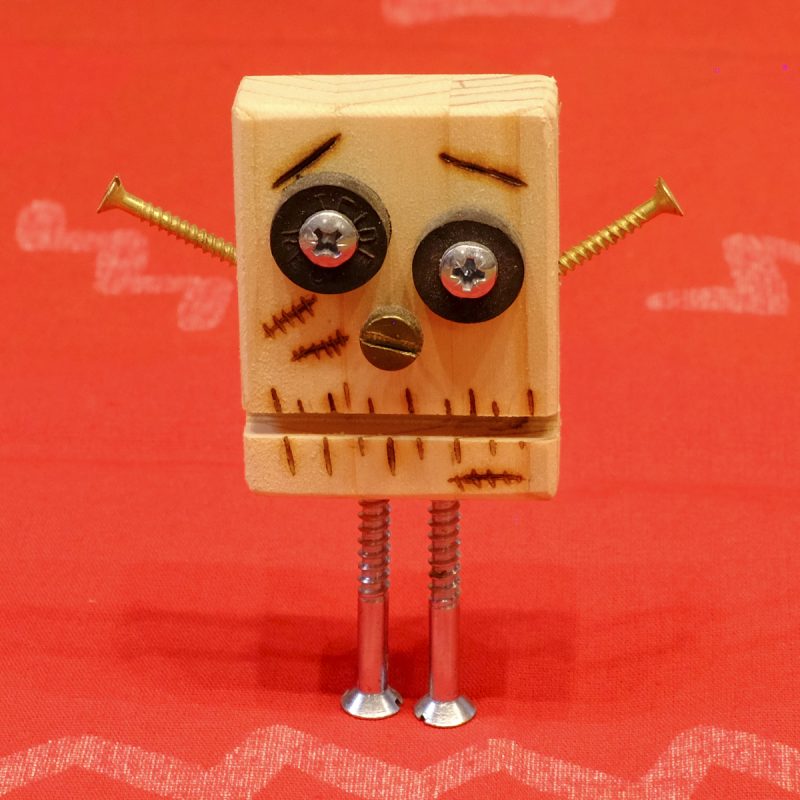 Pequeño monstruo de madera, con expresión de susto