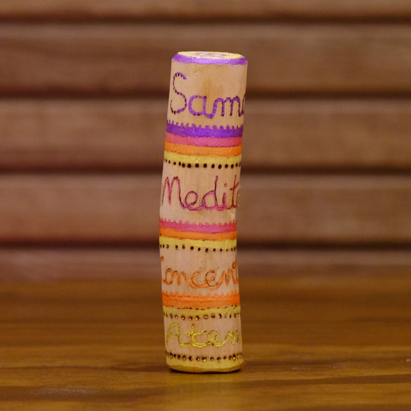 Tótem de madera para la meditación, que recuerda las fases de la evolución espiritual