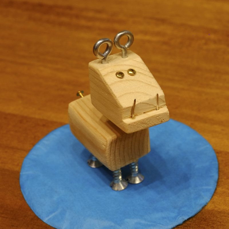 Bulldog de madera y herrajes