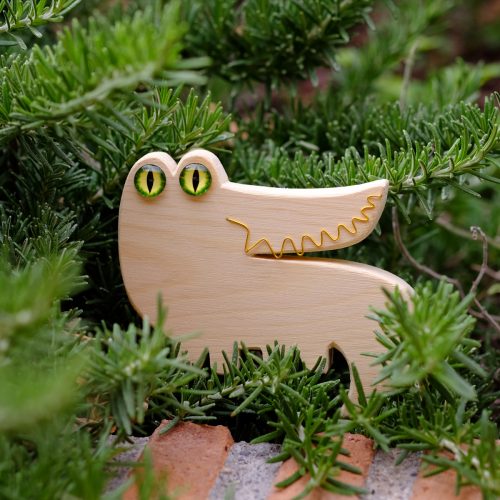 Cocodrilo de madera con ojos de cristal