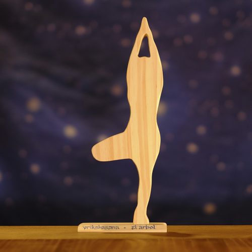 Postura de yoga de madera, asana "el árbol" de 25 cm de alto.