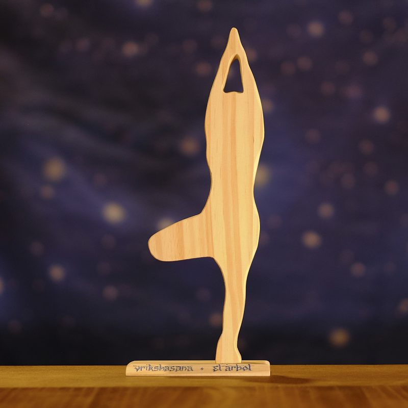 Postura de yoga de madera, asana "el árbol" de 25 cm de alto.