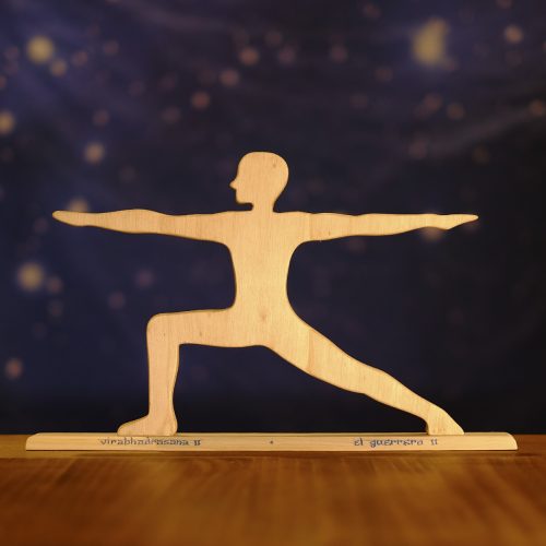 Postura de yoga "el guerrero II" de madera, sobre base de madera con nombre en sánscrito y castellano.
