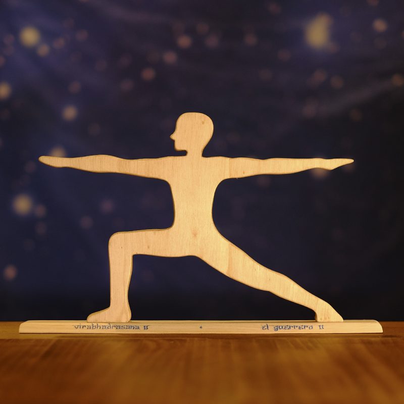 Postura de yoga "el guerrero II" de madera, sobre base de madera con nombre en sánscrito y castellano.