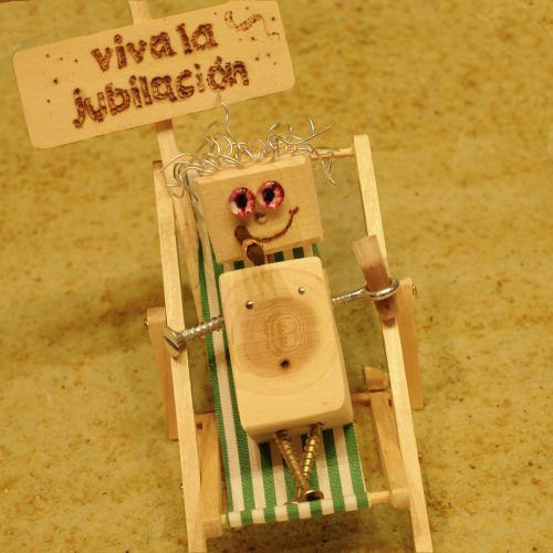 Figura de madera y herrajes de un jubilado en una hamaca, detalle para regalar.