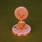 Pequeño meditador con colgante espiral de plata