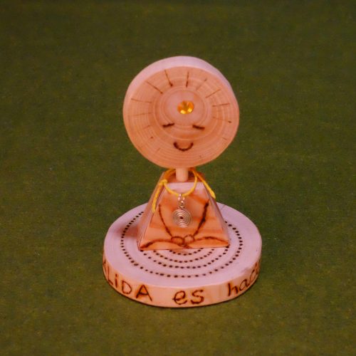 Pequeño meditador con colgante espiral de plata