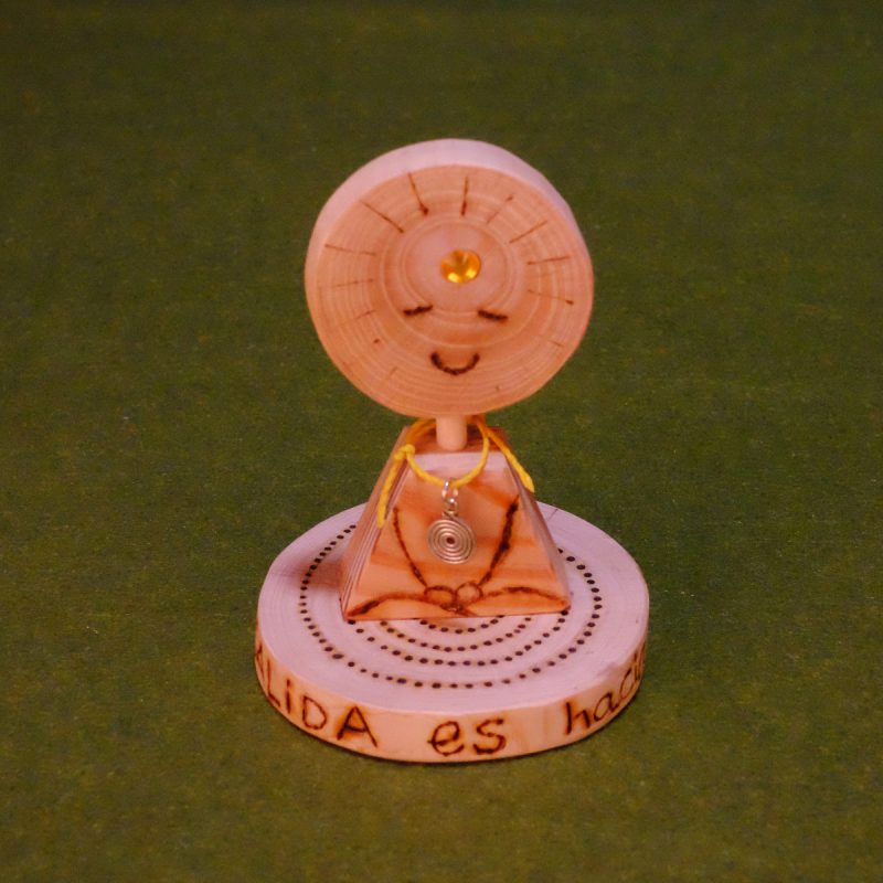 Pequeño meditador con colgante espiral de plata