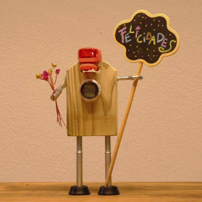 Monstruito de madera y herrajes, con cartel de "Felicidades": ideas para regalos originales en Paloverso