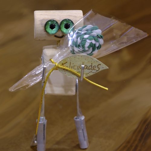 Ojos verdes es un regalo diferente de madera, herrajes y grandes ojos verdes de cristal