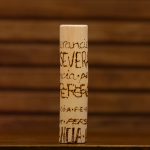 Tótem "perseverancia", con esta palabra pirografiada 7 veces.