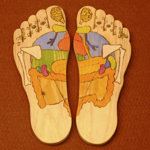 pies de madera con zonas reflejas pintadas