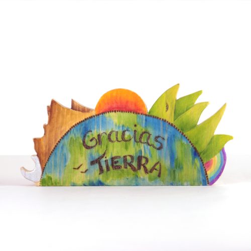 Figura de madera con mensaje de gratitud a nuestro planeta, pintada a mano.