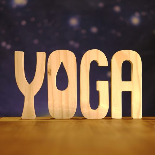 Letras Y-O-G-A en madera y con Unión Divina escrito en la O.
