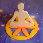Figura masculina en meditación con Flor de la Vida