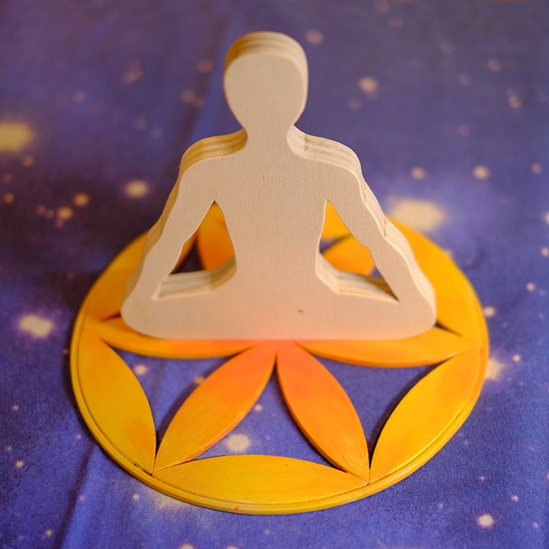 Figura masculina en meditación con Flor de la Vida