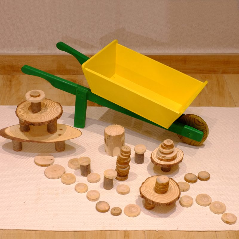 Carretilla amarilla con carga