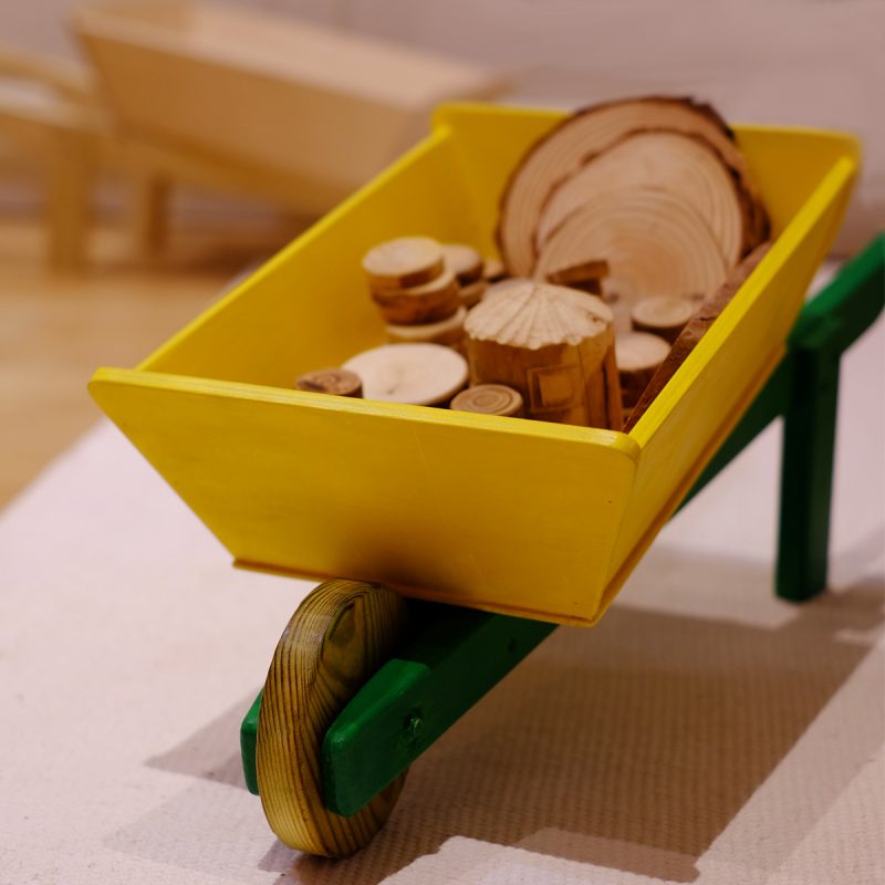 Carretilla amarilla con carga
