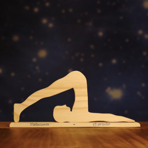 Postura de yoga el arado, en madera y con base y nombre en sánscrito y en castellano