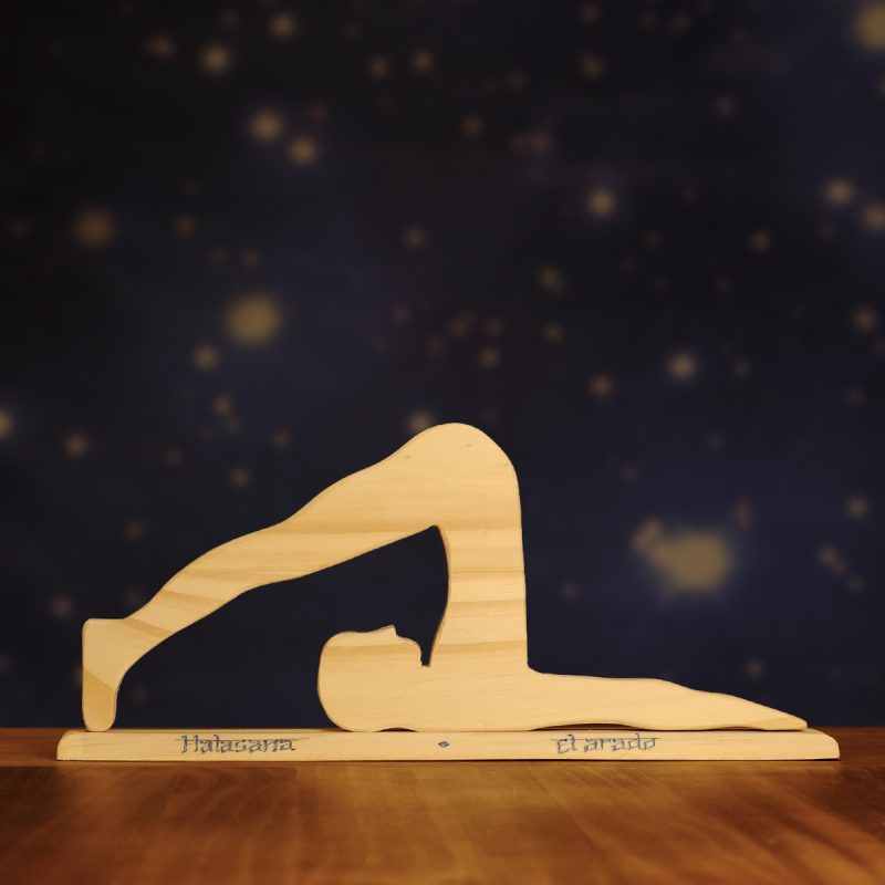 Postura de yoga el arado, en madera y con base y nombre en sánscrito y en castellano
