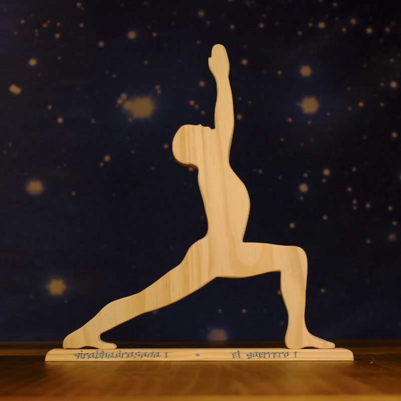Postura de yoga el guerrero I, en madera sobre base con nombre en sánscrito y en castellano