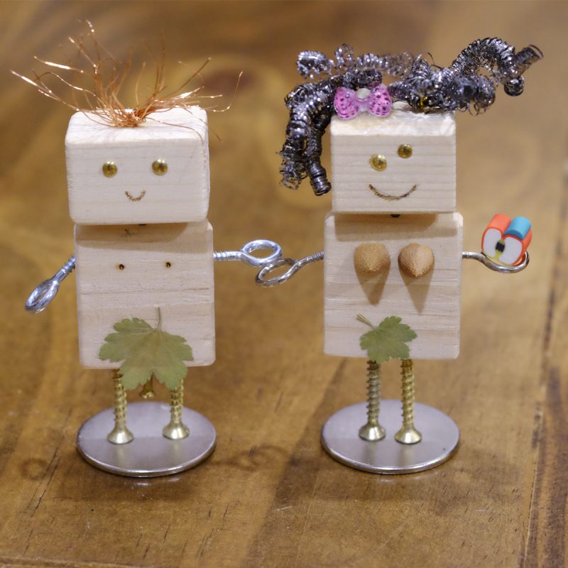 Adán y Eva de madera y herrajes, unas figuras de novios originales de verdad