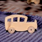 Coche histórico de madera maciza