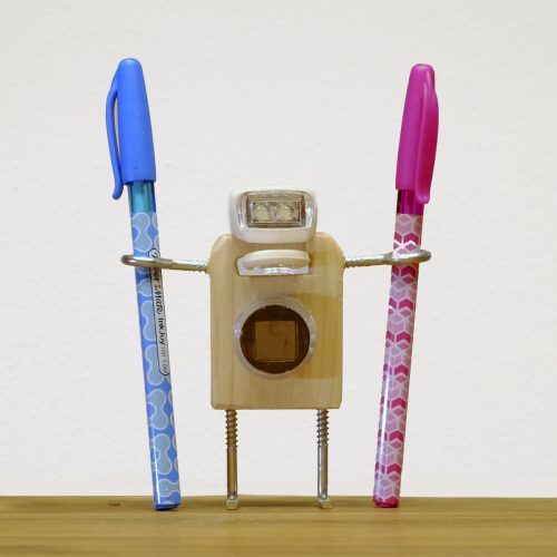 Obsequio curioso: monstruito con cabeza LED extraíble y reloj digital