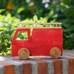 Coche de bomberos de juguete, de madera, pintado de rojo