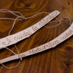 En unas ramas pirograbamos un mensaje de respeto a la naturaleza, que es un regalo especial de madera