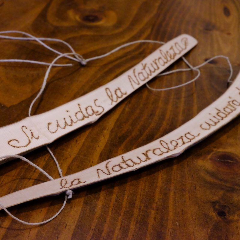 En unas ramas pirograbamos un mensaje de respeto a la naturaleza, que es un regalo especial de madera