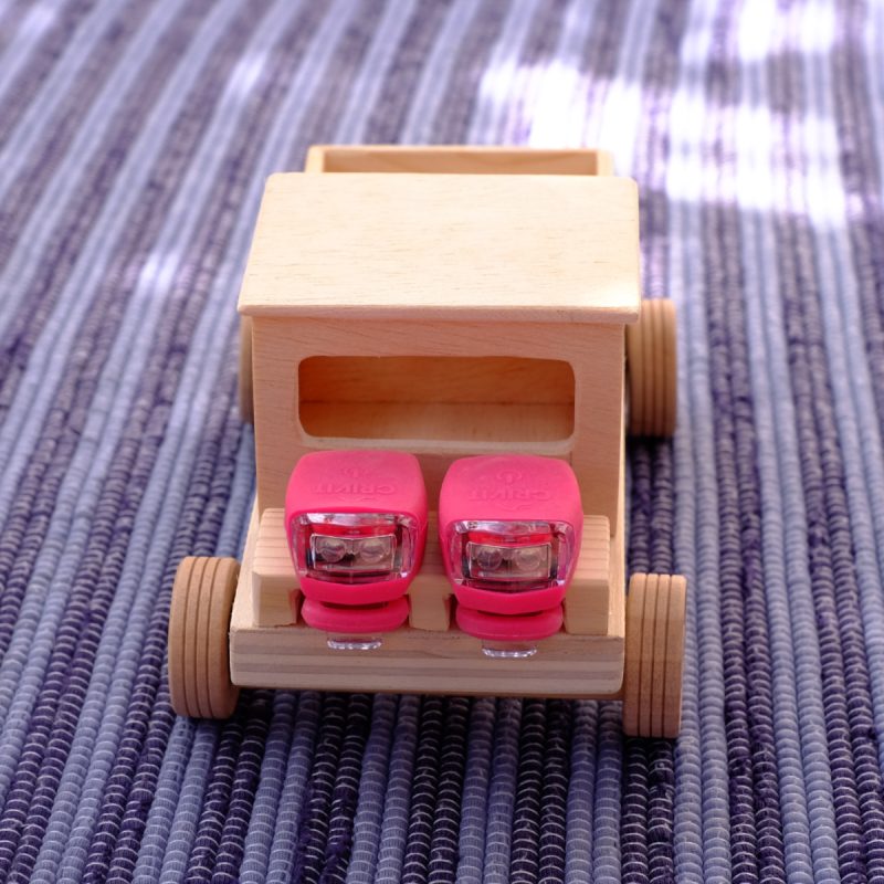 Camión molón - faros fucsia