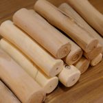 Ramitas preparadas para convertirse en tótems personalizados.