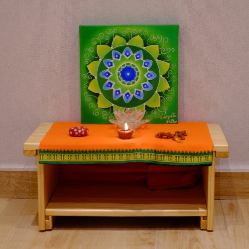 Altar de meditación, con objetos relacionados con la práctica espiritual